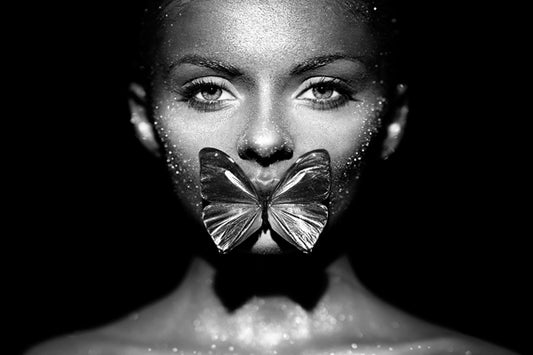 Butterfly girl zw - Zwart wit schilderij- plexiglas schilderij - kunst